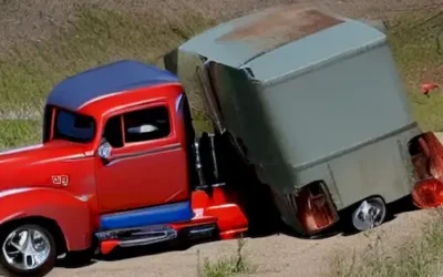 La imagen retrata un accidente de camión que implica el transporte de cerveza en la carretera AP-2