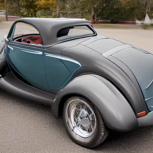 La imagen representa a André Citroën como pionero que hizo que los automóviles fueran accesibles a las masas, transformándolos en una parte esencial de la vida cotidiana.