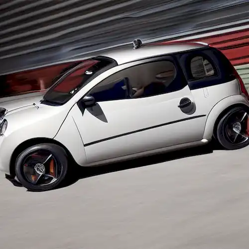 La imagen ilustra las nuevas ediciones especiales del Citroën C1, Elle y Urban Ride, con diseños elegantes y funcionales adaptados para la conducción de la ciudad.