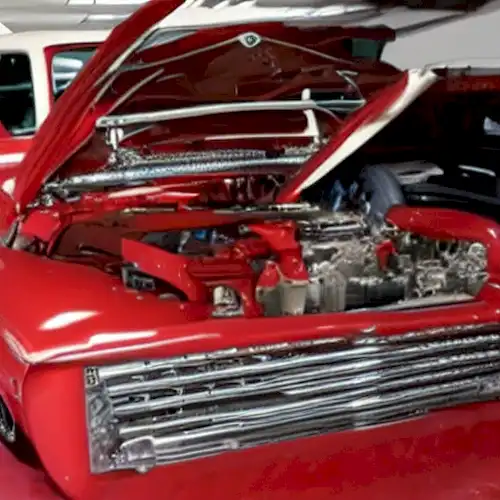 La imagen debe representar a expertos mecánicos demostrando técnicas de mantenimiento esenciales para ayudar a preservar la longevidad y el rendimiento de un vehículo.