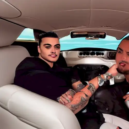 La imagen retrata la lujosa e íntima experiencia aérea de Maluma durante su vuelo privado, destacando la exclusividad del viaje de la superestrella colombiana.