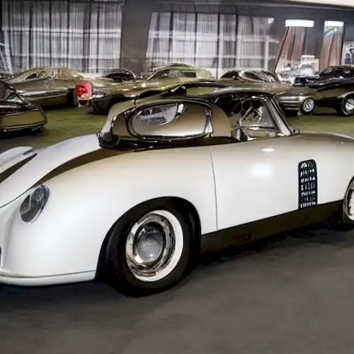 La imagen retrata una atracción fallida ya que muestra el histórico 20 millones-nazi Porsche, sin vender en una subasta debido a la falta de interés de los compradores potenciales.