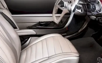 La imagen debe ilustrar un proceso bien organizado para limpiar completamente los asientos del coche y eliminar olores desagradables a través de varios pasos.