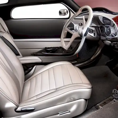 La imagen debe ilustrar un proceso bien organizado para limpiar completamente los asientos del coche y eliminar olores desagradables a través de varios pasos.