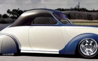 La imagen retrata el viaje del Innovador Sakichi Toyoda de transformar la industria textil a fundar la Toyota Motor Corporation.