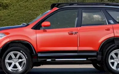 La imagen debe mostrar una comparación de lado a lado del Suzuki Across y Toyota RAV4