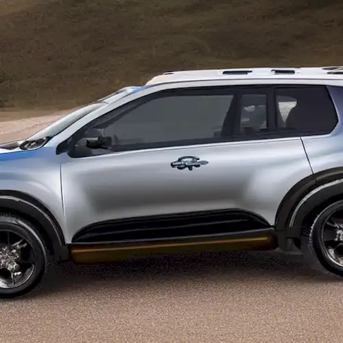 El análisis de comparación entre Suzuki Across y Toyota RAV4 destaca similitudes en el diseño, con ambos vehículos con un exterior elegante y sistemas de seguridad avanzados.